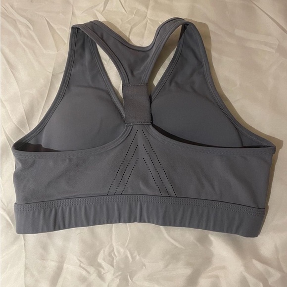 Alphalete crossover sports bra in grey - Picture 5 of 16